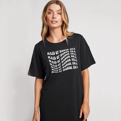 dama de honor con playera negra 