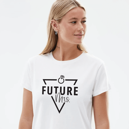 novia con playera blanca "future mrs" para despedida de soltera