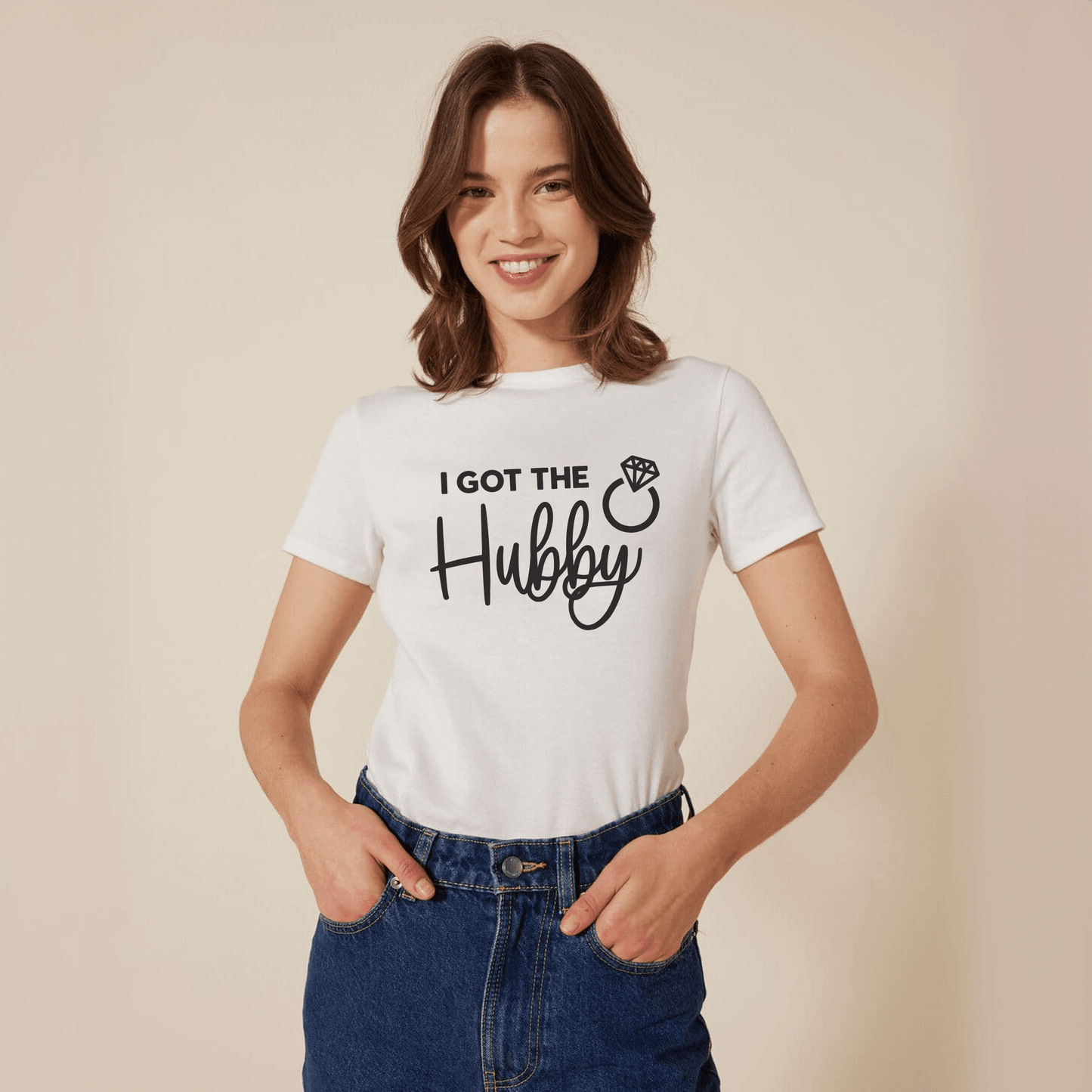 novia con playera blanca "i got the hubby"